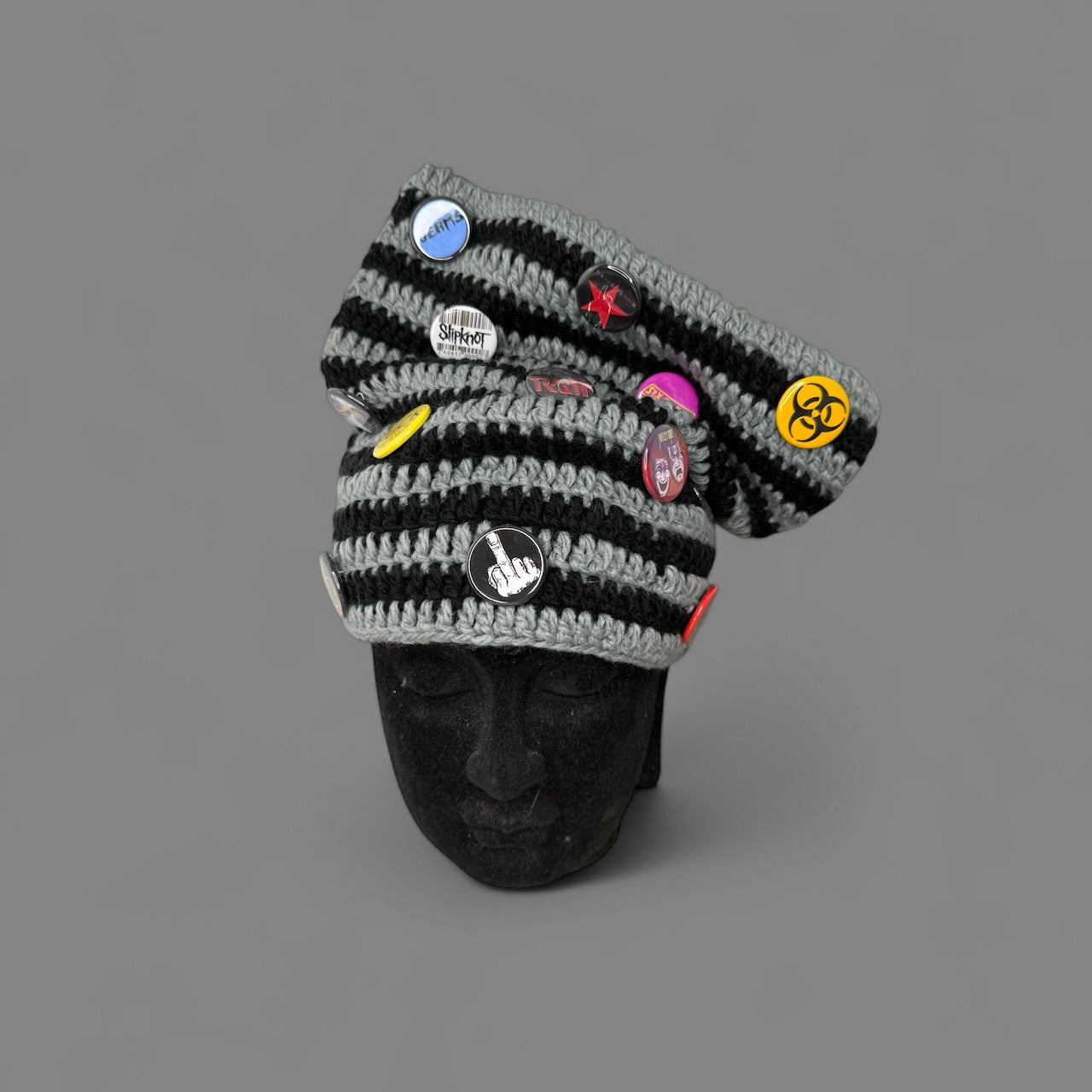 Pin strip[e] beanie